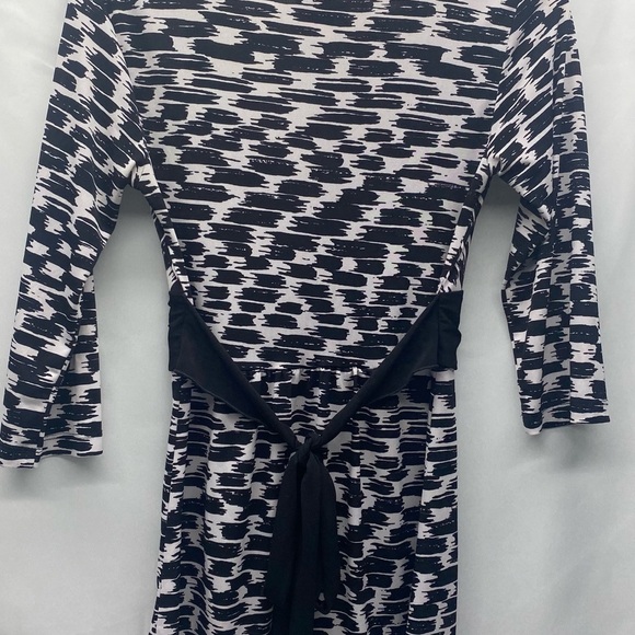 Y2K black/white top by Wrapper W Med. 3/4 SL ties in the back faux buckle 90’s - Picture 2 of 9